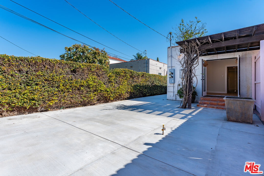 623 N Poinsettia Pl