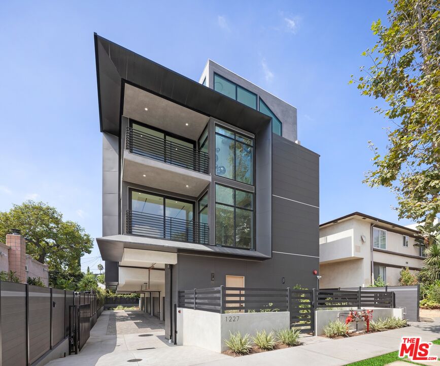 1227 N Formosa Ave Unit: 4