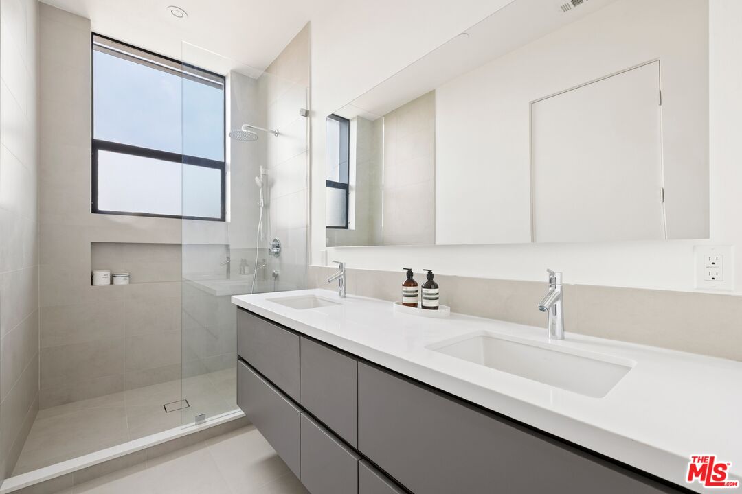 1227 N Formosa Ave Unit: 4