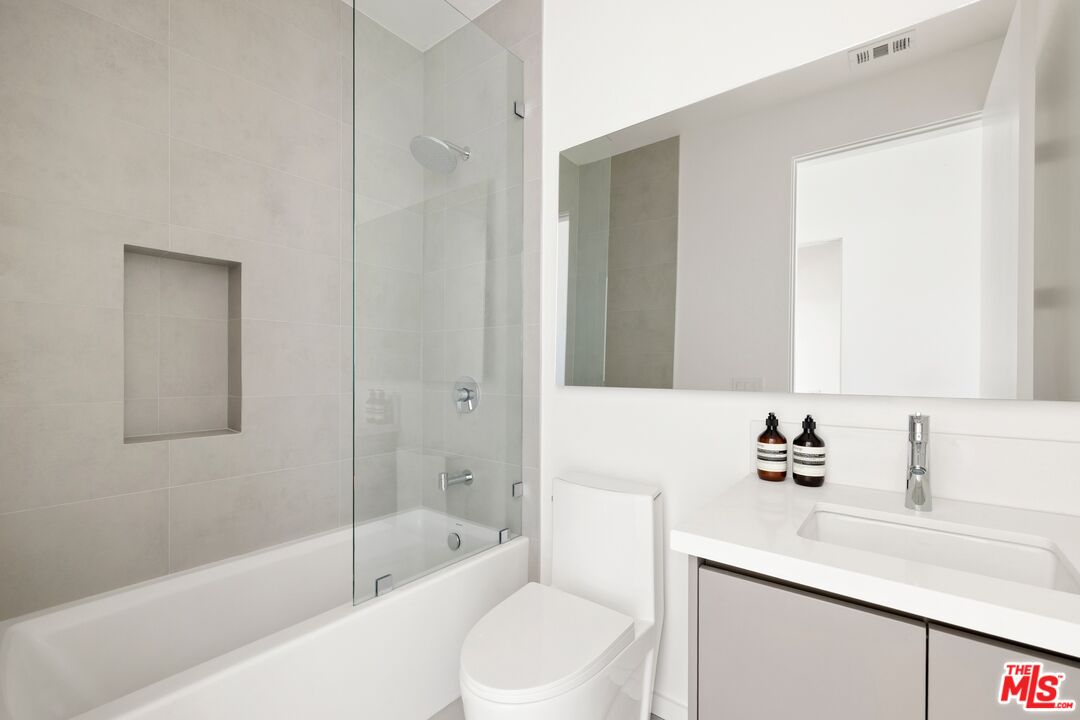 1227 N Formosa Ave Unit: 4