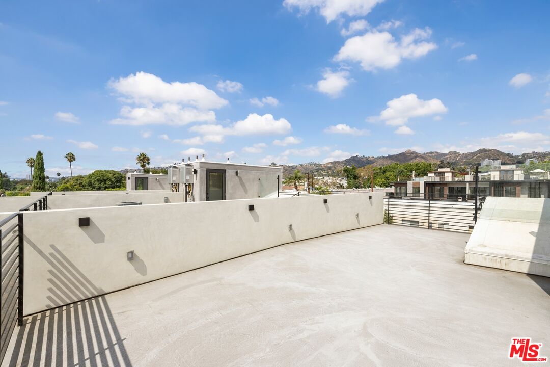 1227 N Formosa Ave Unit: 4