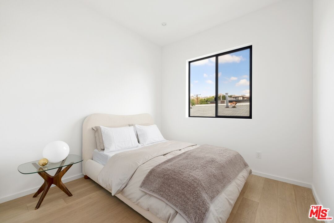 1227 N Formosa Ave Unit: 4