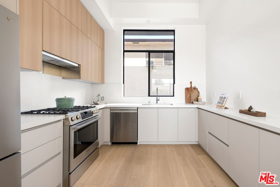 1227 N Formosa Ave Unit: 4