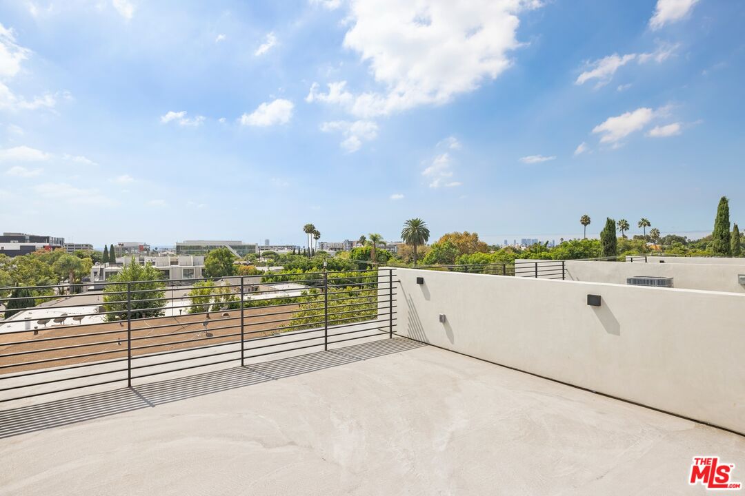 1227 N Formosa Ave Unit: 4