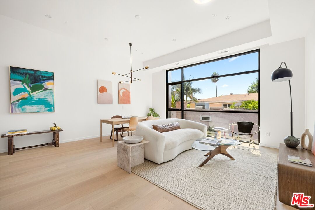 1227 N Formosa Ave Unit: 4