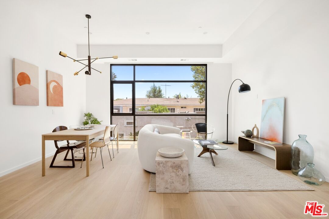 1227 N Formosa Ave Unit: 4