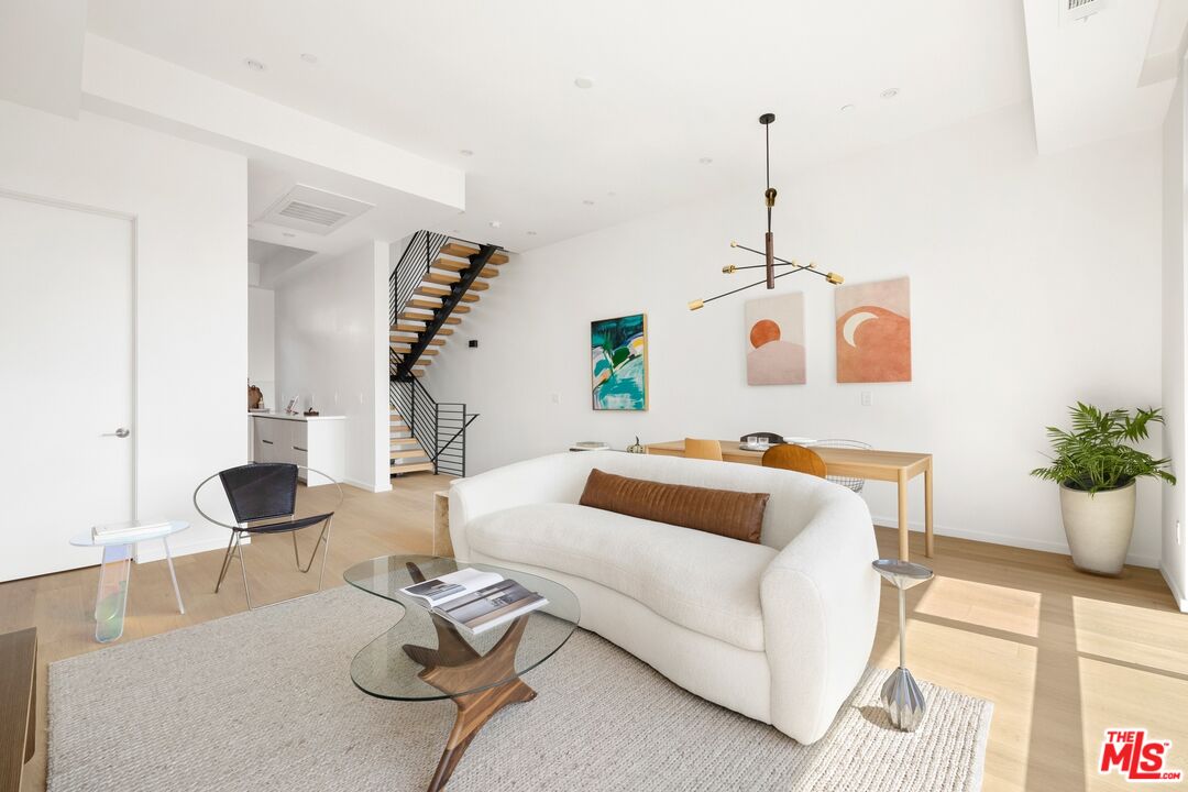 1227 N Formosa Ave Unit: 4
