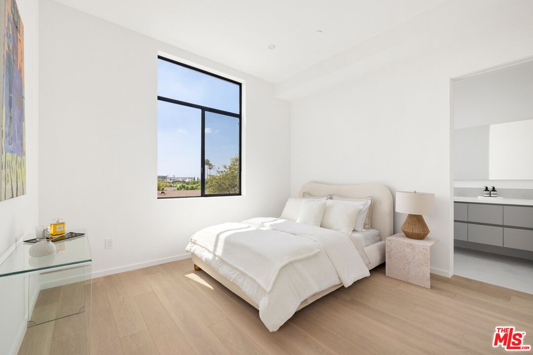 1227 N Formosa Ave Unit: 4