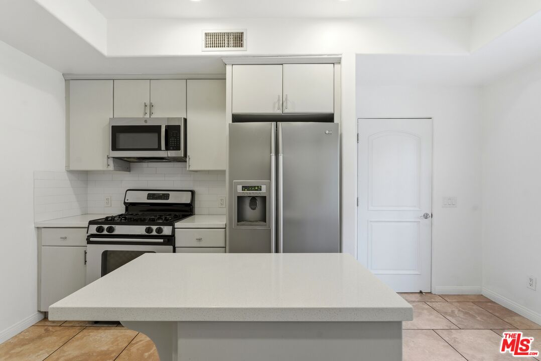 851 N San Vicente Blvd Unit: 318