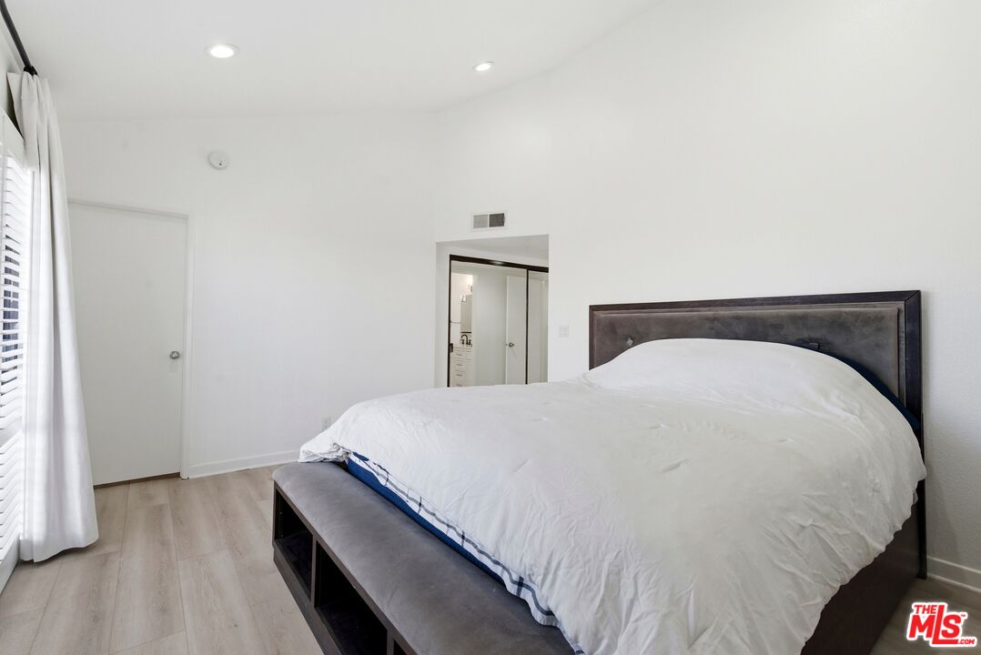 4551 Kester Ave Unit: 1