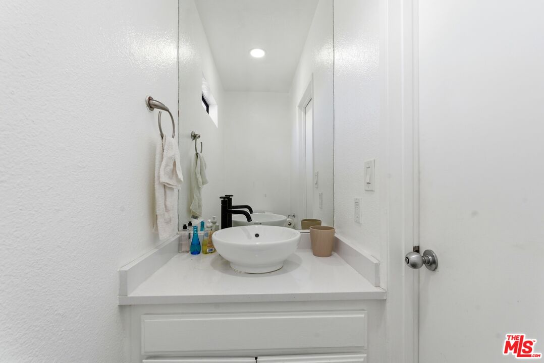 4551 Kester Ave Unit: 1