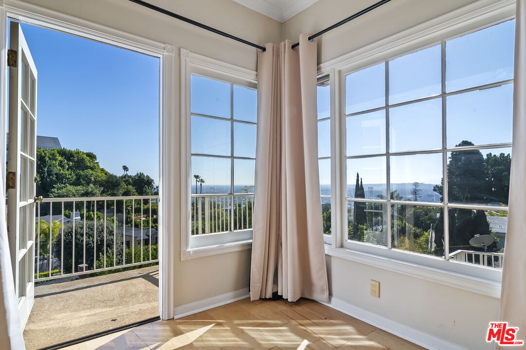 1478 Sunset Plaza Dr