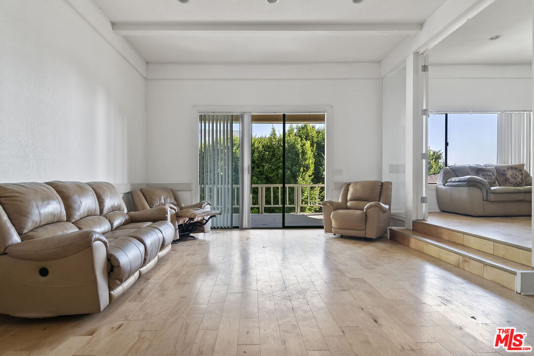 1478 Sunset Plaza Dr