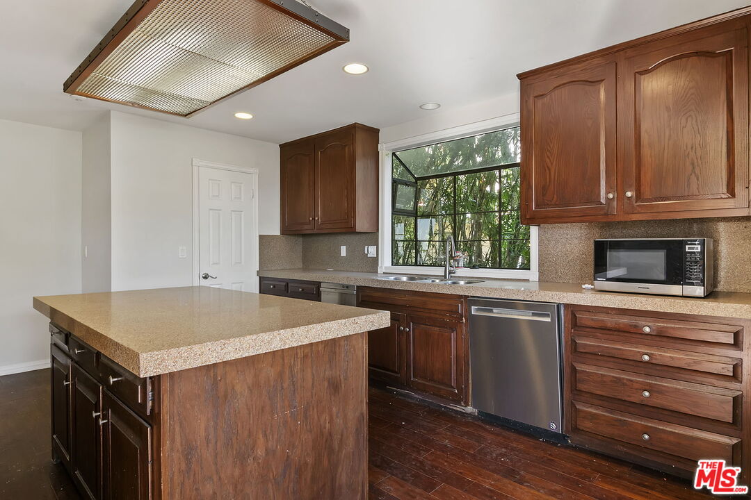 1478 Sunset Plaza Dr