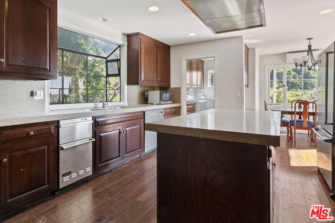 1478 Sunset Plaza Dr