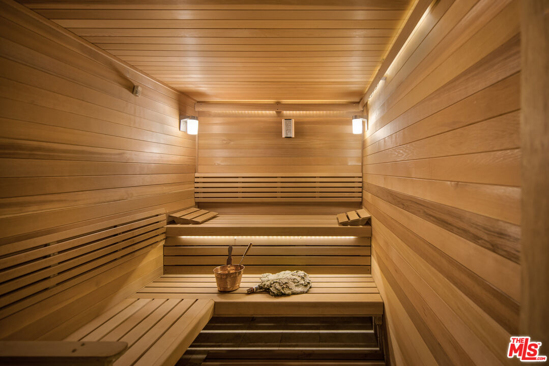 1350 Benedict Canyon Dr