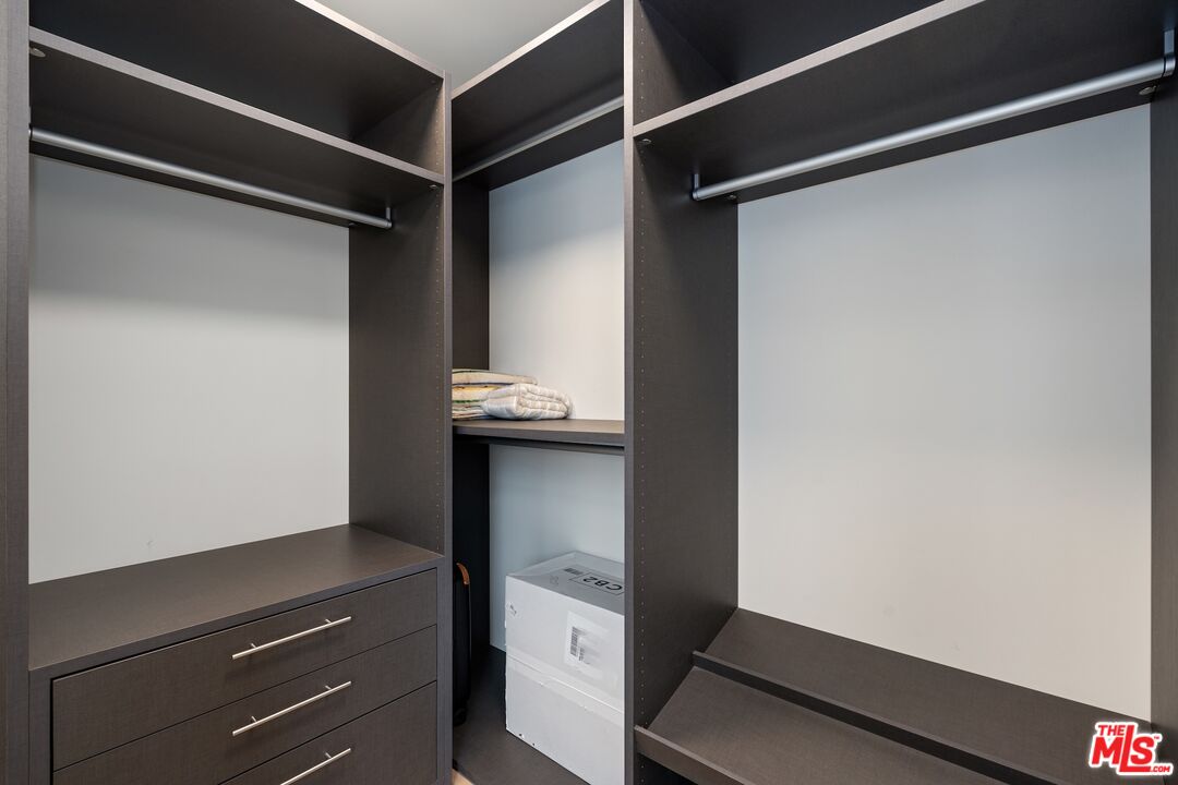 505 S Barrington Ave Unit: 401