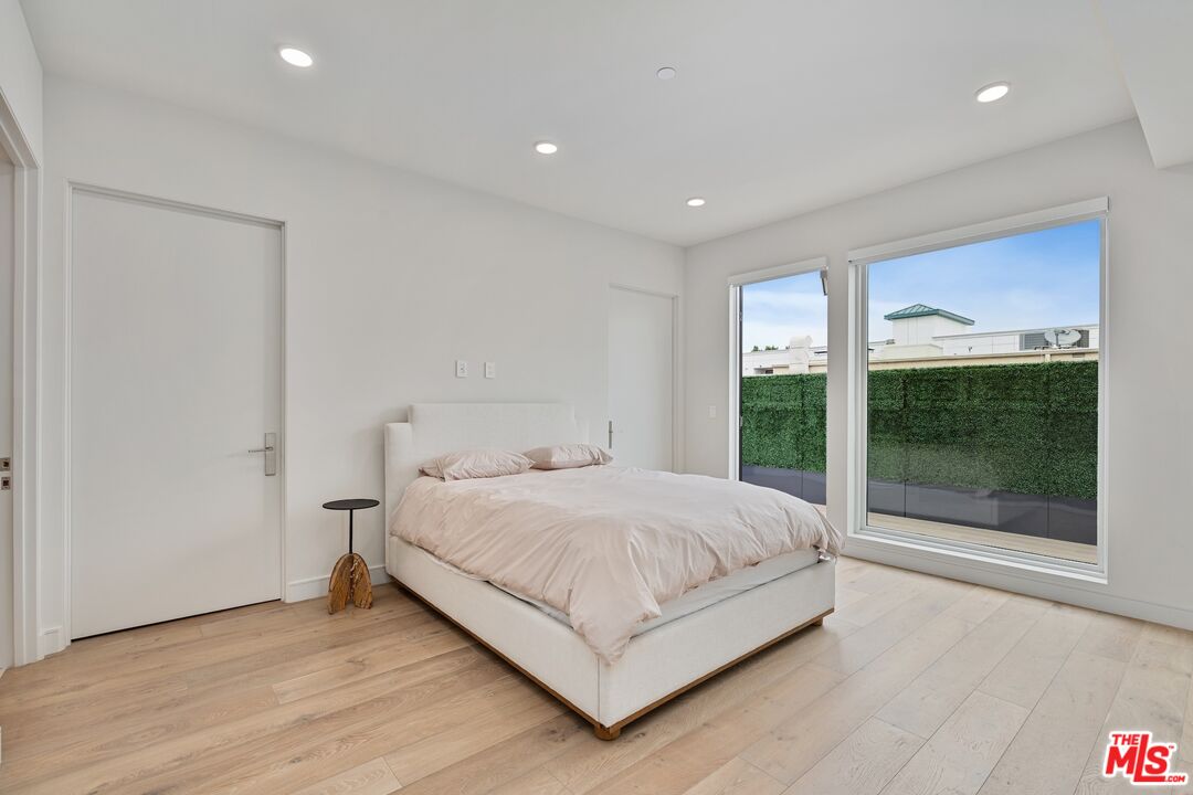 505 S Barrington Ave Unit: 401