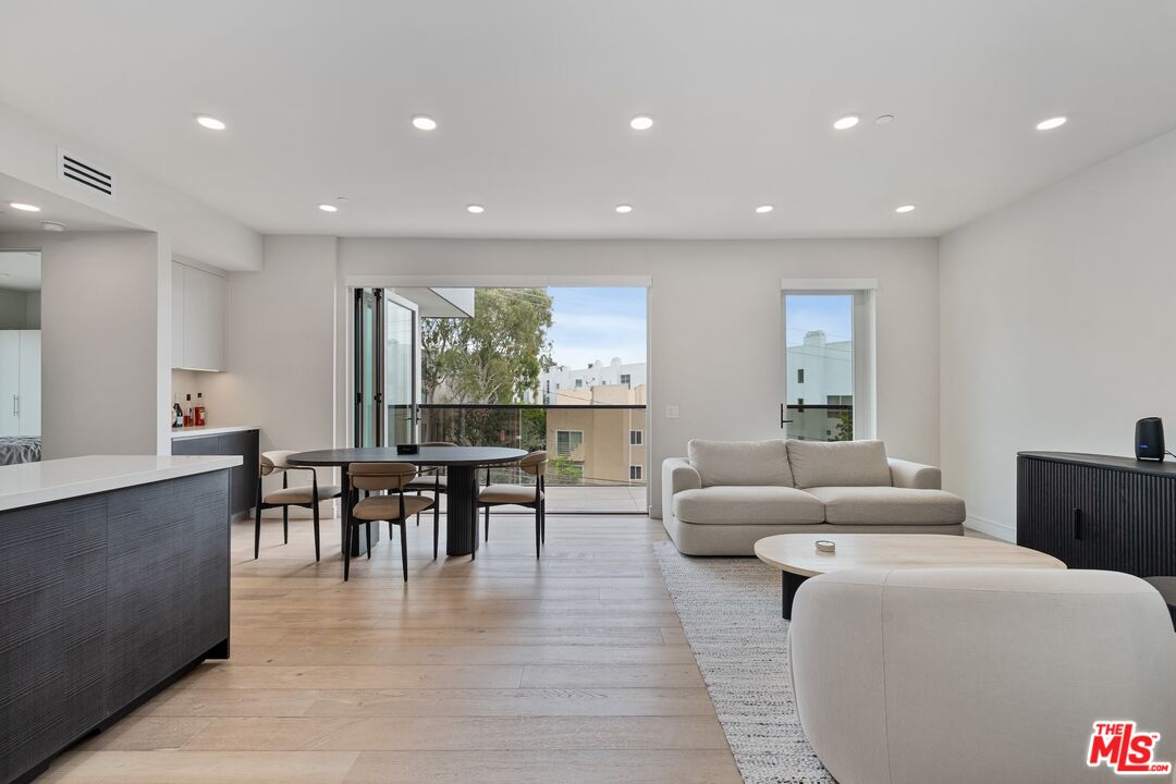 505 S Barrington Ave Unit: 401