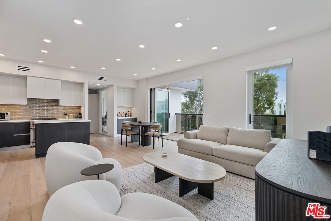 505 S Barrington Ave Unit: 401