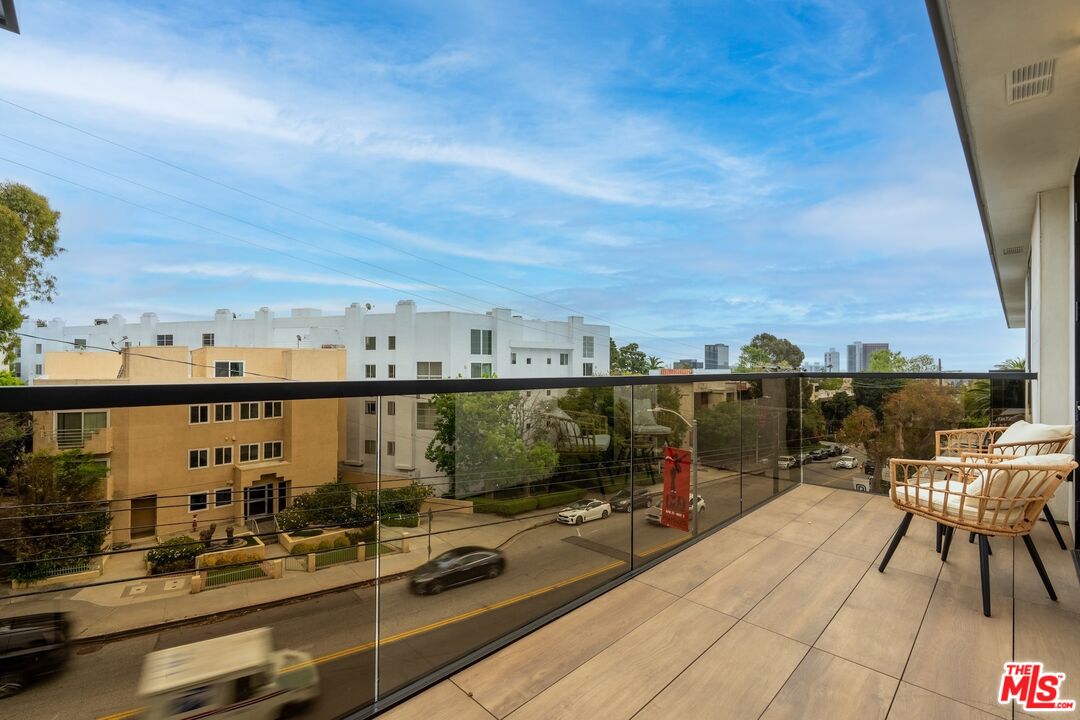 505 S Barrington Ave Unit: 401