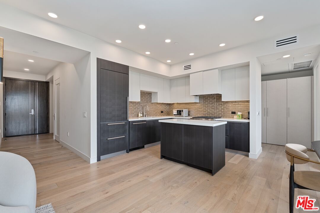 505 S Barrington Ave Unit: 401