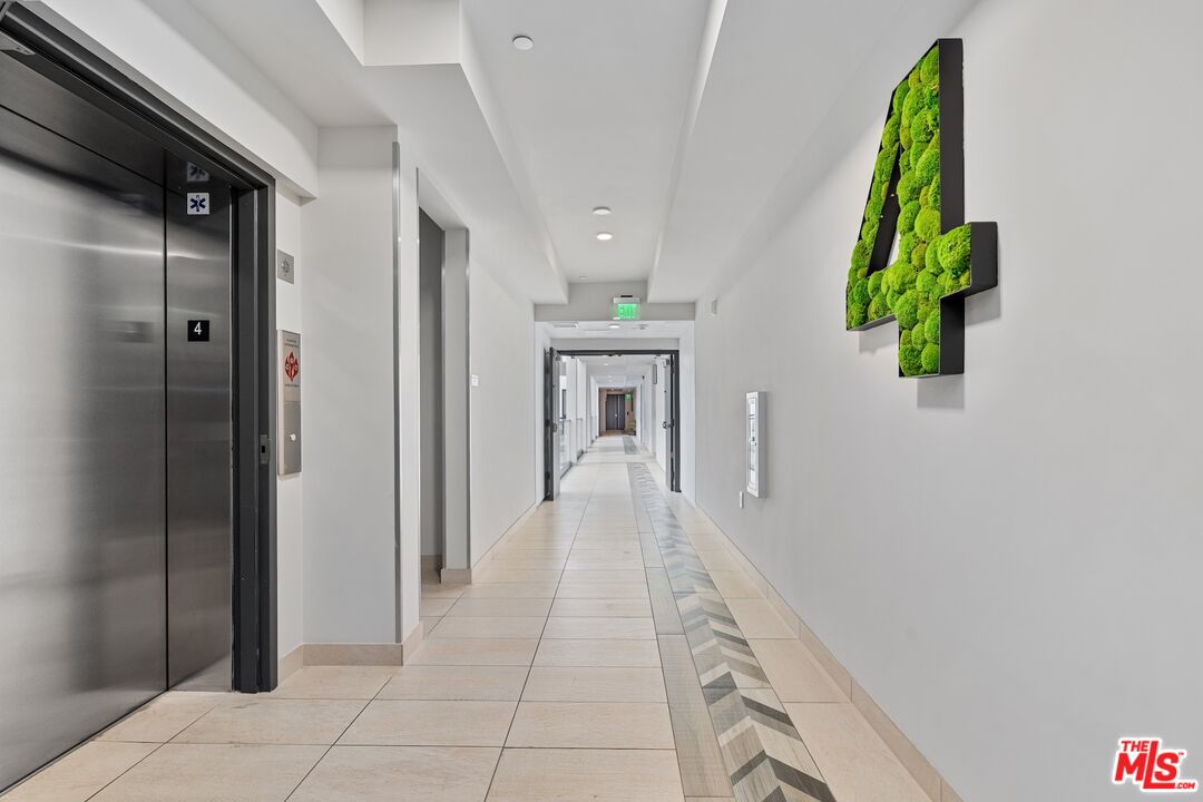 505 S Barrington Ave Unit: 401