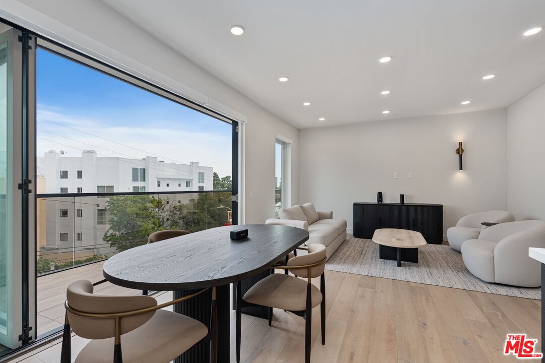 505 S Barrington Ave Unit: 401