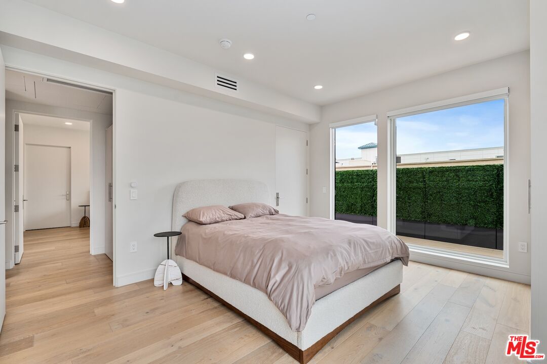 505 S Barrington Ave Unit: 401