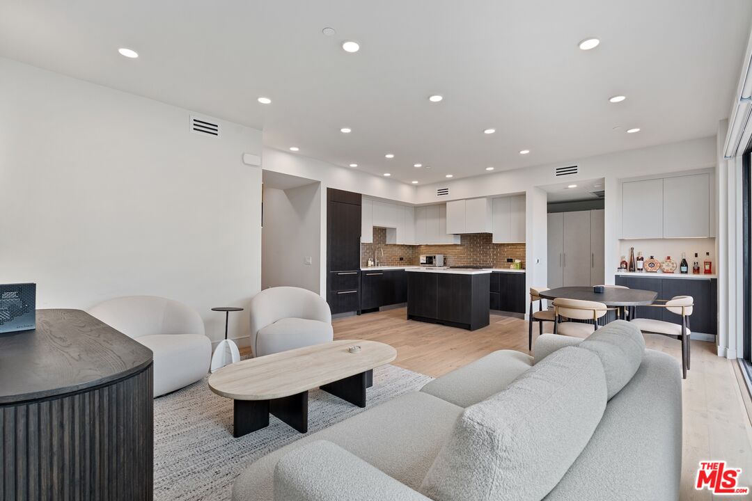 505 S Barrington Ave Unit: 401