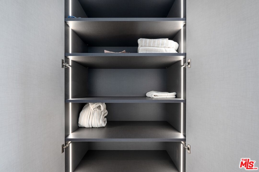 505 S Barrington Ave Unit: 401