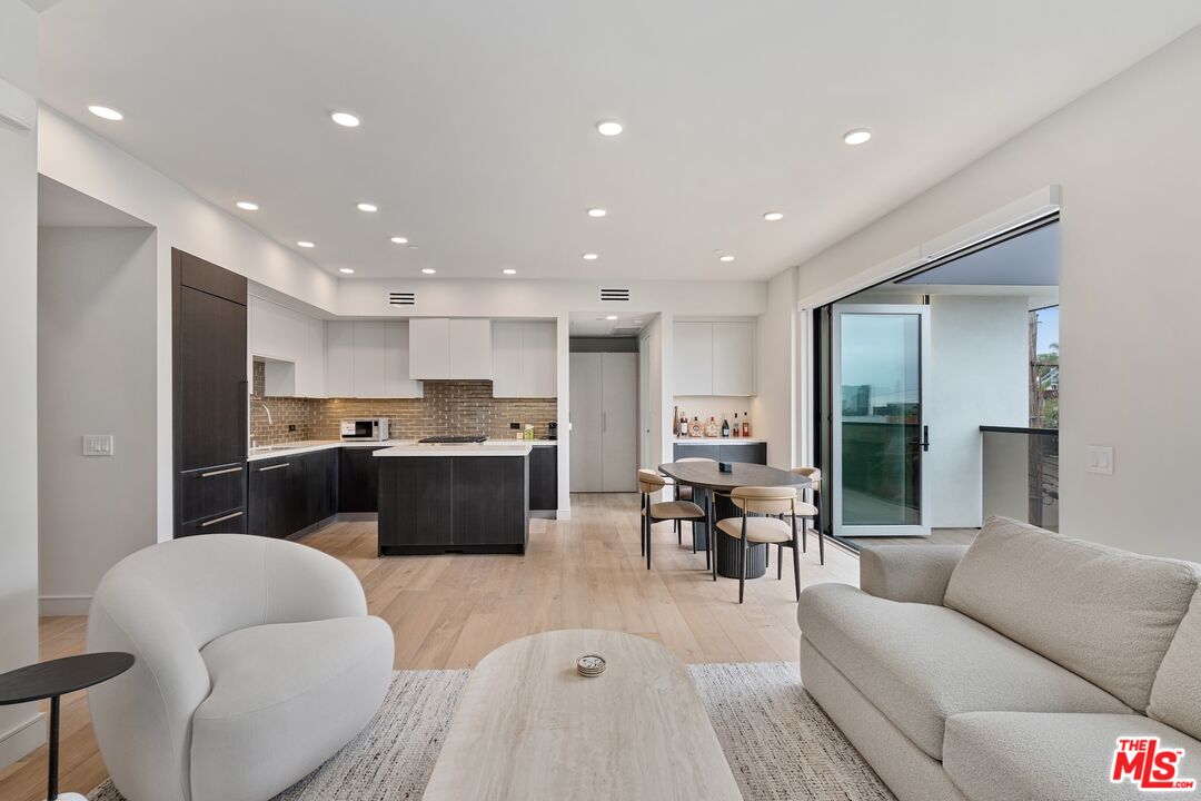 505 S Barrington Ave Unit: 401