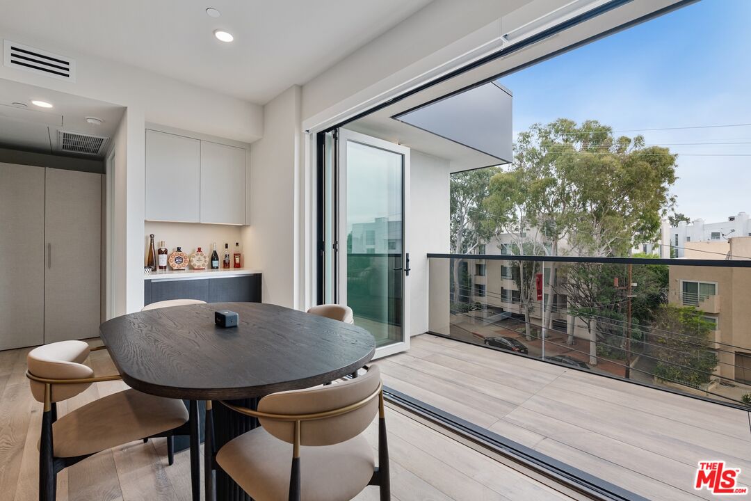 505 S Barrington Ave Unit: 401