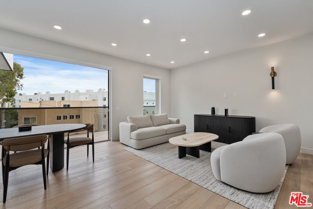 505 S Barrington Ave Unit: 401