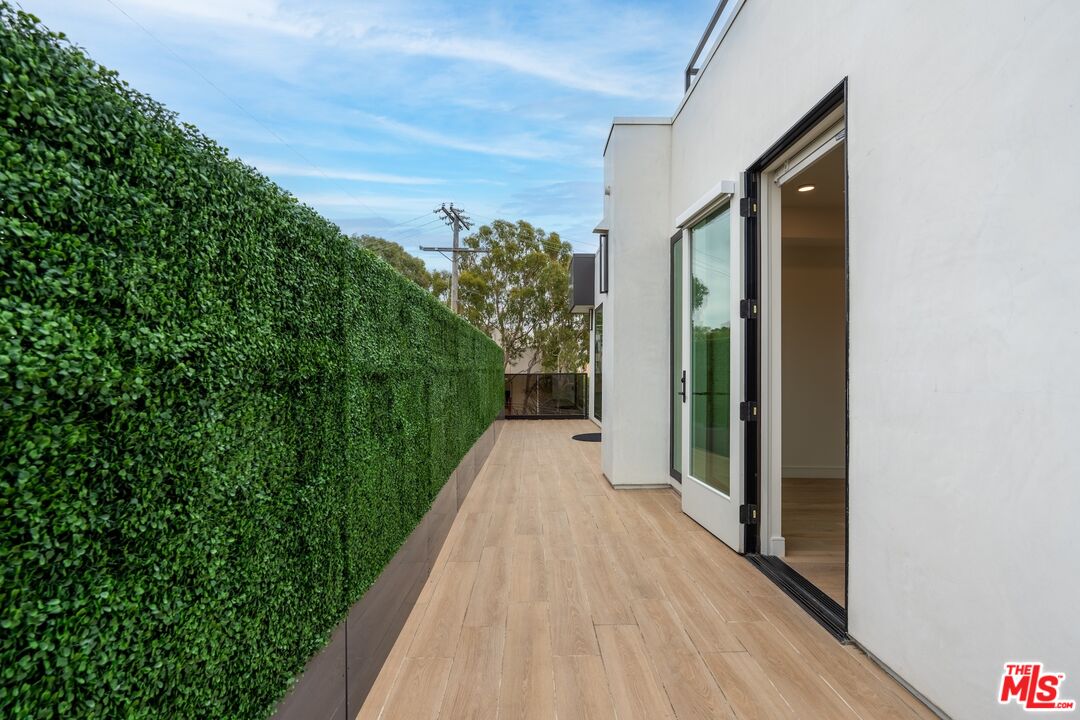 505 S Barrington Ave Unit: 401