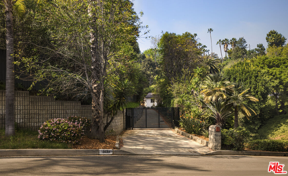 3633 Wrightwood Dr