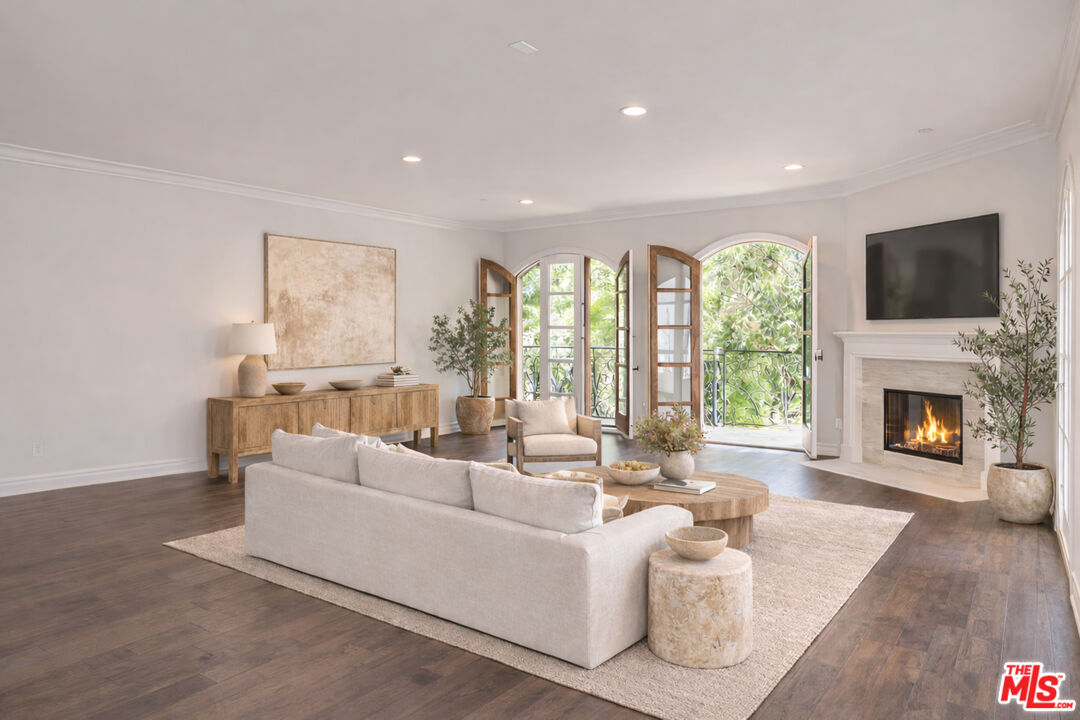 353 S Reeves Dr Unit: 200