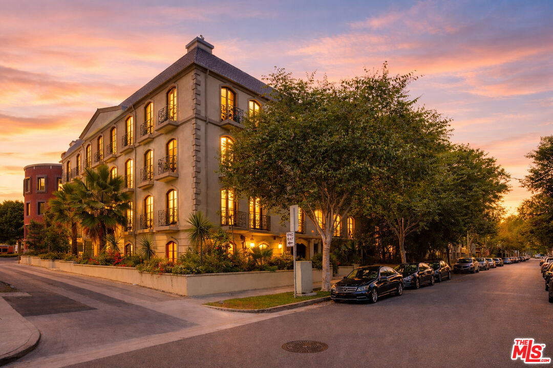 353 S Reeves Dr Unit: 200