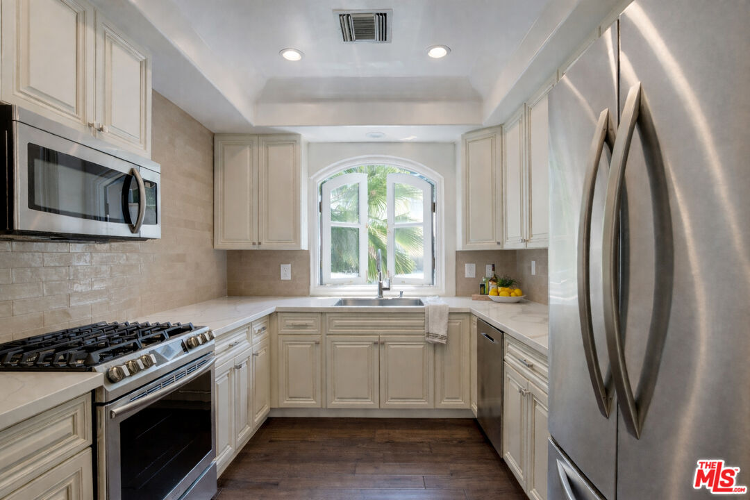 353 S Reeves Dr Unit: 200