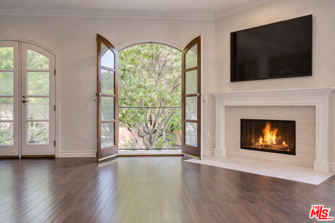 353 S Reeves Dr Unit: 200