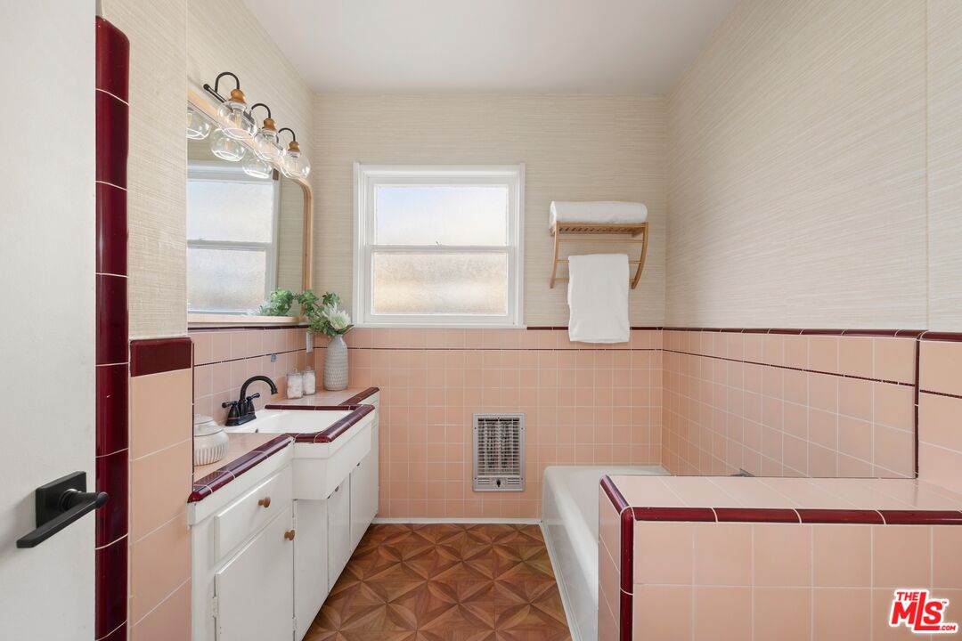 15016 Archwood St