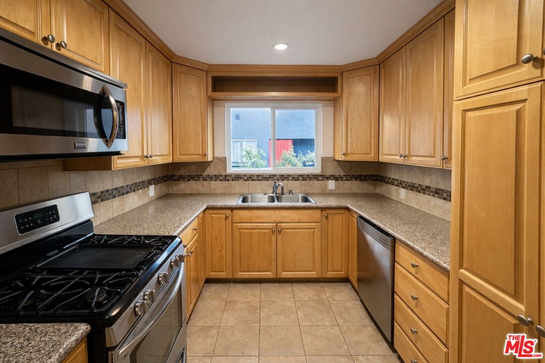 447 S Palm Dr Unit: 5