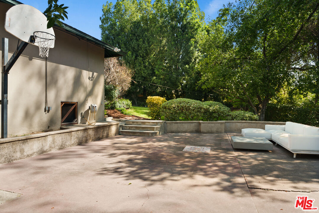 4902 Alta Canyada Rd