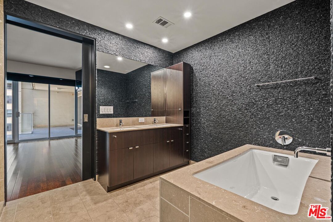 6250 Hollywood Blvd Unit: 9E