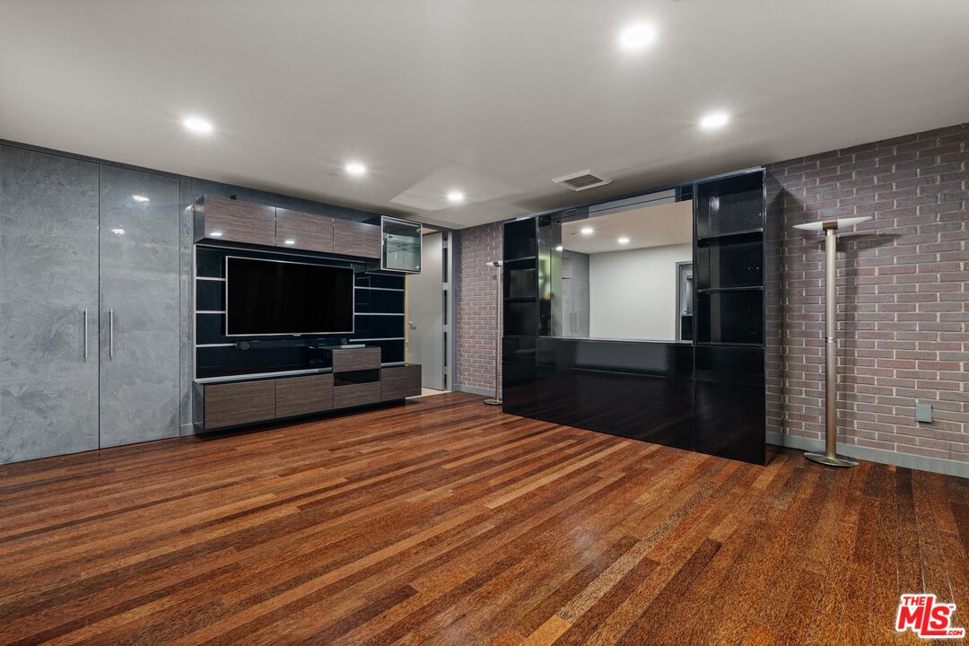 6250 Hollywood Blvd Unit: 9E