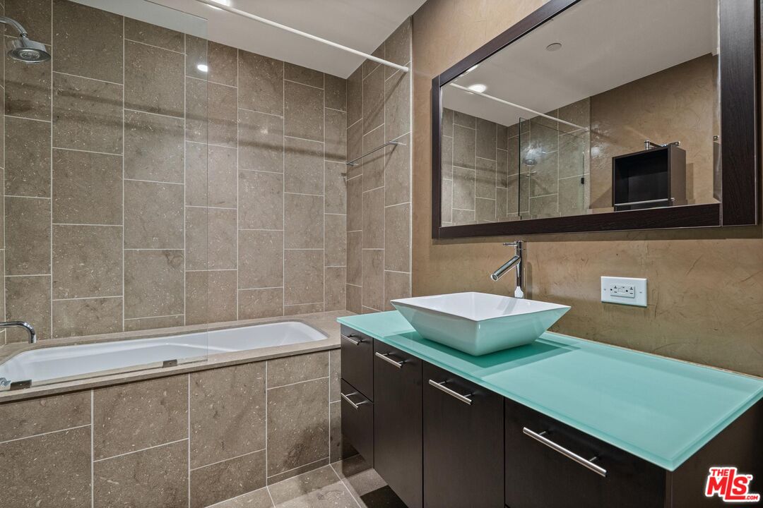 6250 Hollywood Blvd Unit: 9E