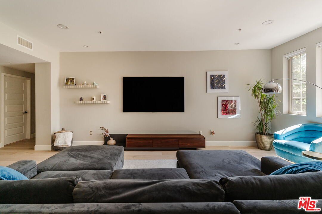 10648 Woodbridge St Unit: 106