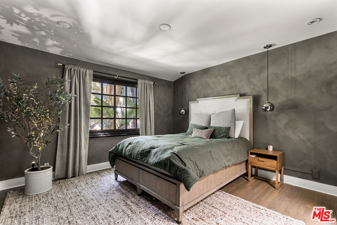 9559 Sherwood Forest Ln