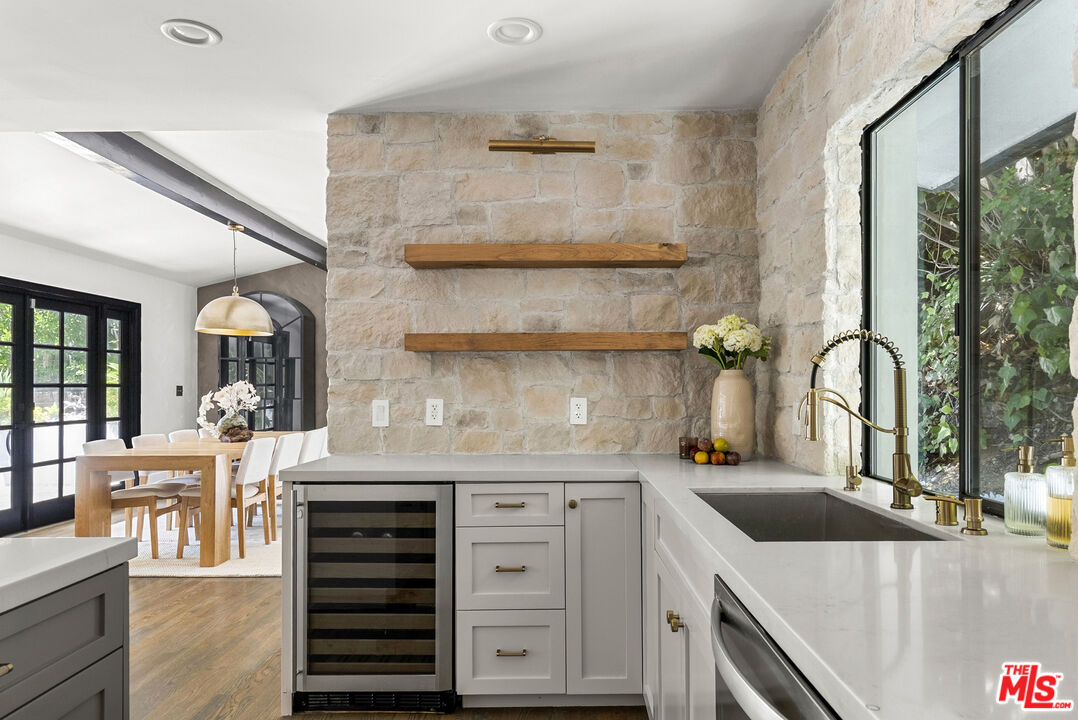 9559 Sherwood Forest Ln