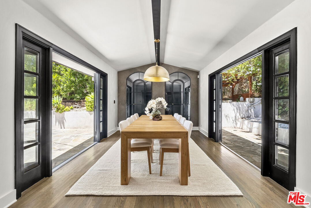 9559 Sherwood Forest Ln